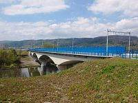 železničný most s chodníkom pre chodcov a cyklistov