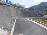 múr a cesta vedúca od vjazdu do tunela na cestu Púchov-Nosice