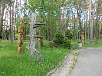 drevené sochy pri chodníku