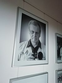 druhá izba je venované Petrovi Jelínkovi a jeho fotografiam zachytávajúcim ľudí a udalosti nášho mesta
