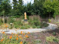 drevená socha Panny Márie a "ružencová záhrada"