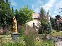 socha, záhrada a kaplnka
