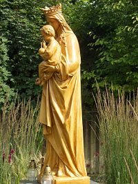 pekná drevená socha Panny Márie s Ježiškom
