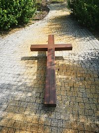 kríž na chodníku