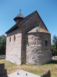 kostolík s vežou a apsídou