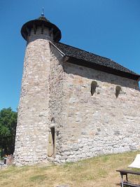 vchod do kostolíka a kuželová veža