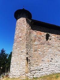 kostolík s vežou a malým románskym oknom