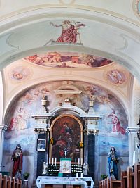 oltár a malby v kostole