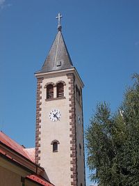 štvorhranná veža s hodinami