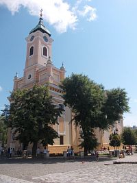 Topoľčany - kostol Nanebovzatia Panny Márie a iné sakrálne pamiatky na Námestí M.R.Štefánika