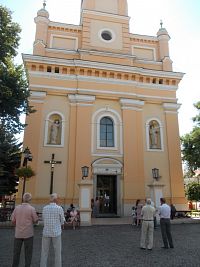 vchod do kostola, v niké sochy sv. Petra a Pavla