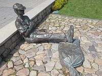 Topoľčany - Námestie M.R.Štefánika - socha Žochára