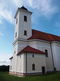 veža kostola v zadnej časti s dvoma sakristiami umiestnenými po oboch stranách veže