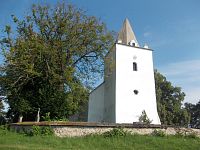 hranolovitá veža pristavaná do stredu západného priečelia