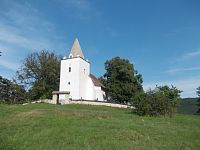 kostolík na kopci Chríb nad dedinou Sádok