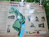 infopanel o historickom parku v Lednických Rovniach