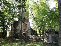 veža a ruiny lode kostola