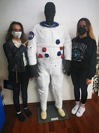 sestra sa náležite oblečením pripravila na návštevu pamätnej izby - tručko s nápisom NASA
