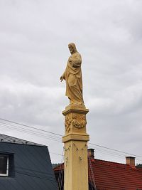socha na stĺpe