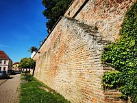 hradný múr