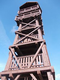 drevená 5 poschodová vyhliadková veža