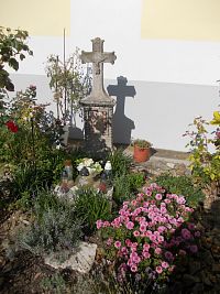 hroby pri kostole
