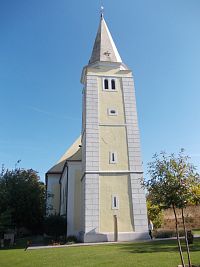 kostol s predstavanou vežou