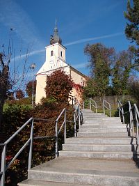 schody vedúce ku kostolu a pekne upravené okolie