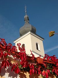 štvorcová veža a listy sfarbené do červena