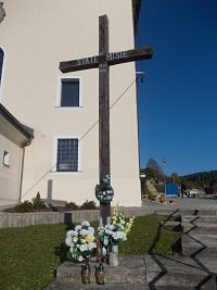 misijný kríž pri kostole