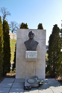 busta Alexandra Dubčeka, autorka akademická sochárka Ľudmila Cvengrošová