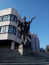 socha pred budovou Národnej rady SR