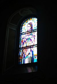 vitráž okien vytvoril vdp. Emil Prokop, kňaž, ktorý dlhé roky pôsobil v kostole de Notre Dame, ktorý sa nachádza neďaleko