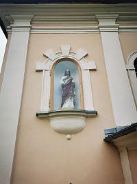 socha vo výklenku na priečelí kaplnky