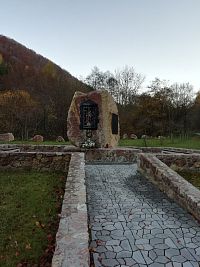 kamenný chodník k pamätníku