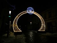 vysvietené mesto Trenčín víta navštevníkov počas vianočných sviatkov