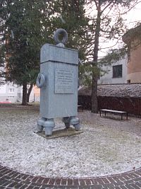 zvláštny pamätník zbojníkovi Timášovi Uhorčíkovi