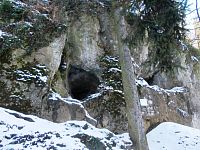 vstup do Opatovskej jaskyne, kúsok pod kláštorom