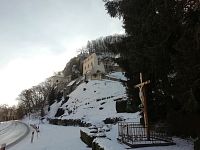 pohľad na kláštor od zastávky autobusu, pod ním cesta vedúca na Malú Skalku od obce Skalka nad Váhom