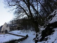 kláštor, Opatovská jaskyňa sa nachádza vpredu snímku pri strome