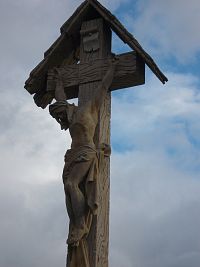 horná časť pomníka - Ježiš na kríži