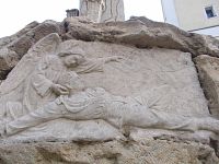 relief nad menami - reliéf ležiaceho umierajúceho vojaka, ktorého pridržiava anjel