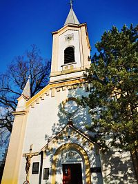 priečelie kostola s vežou
