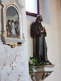 socha a jeden z obrazov Krížovej cesty