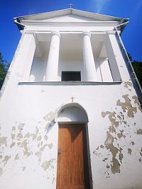 kaplnka, spodné dvere asi vedúce do hrobky