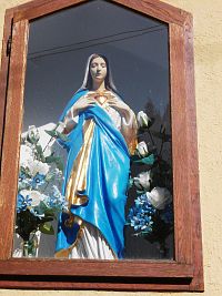 soška Panny Márie vo výklenku