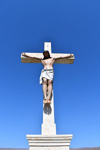 na strednom podstavci je socha ukrižovaného Krista