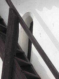 gotické okienko za schodami