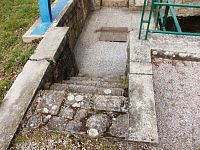 schody k bazénu