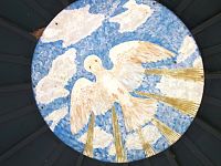 maľba holubice v strede strechy altánka